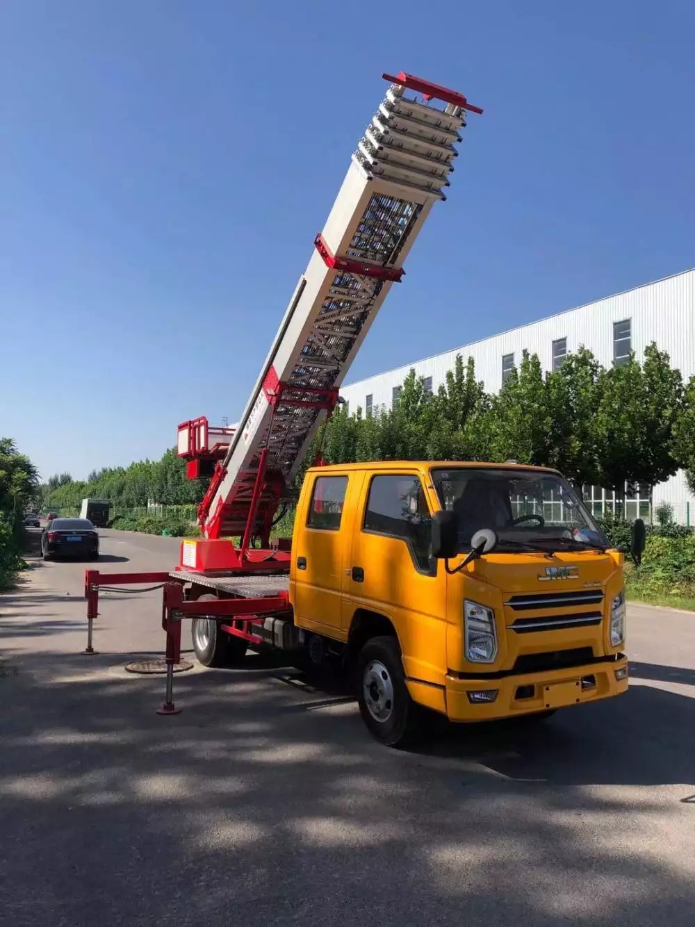 鹿邑附近的云梯车出租服务：轻松解决高空作业需求