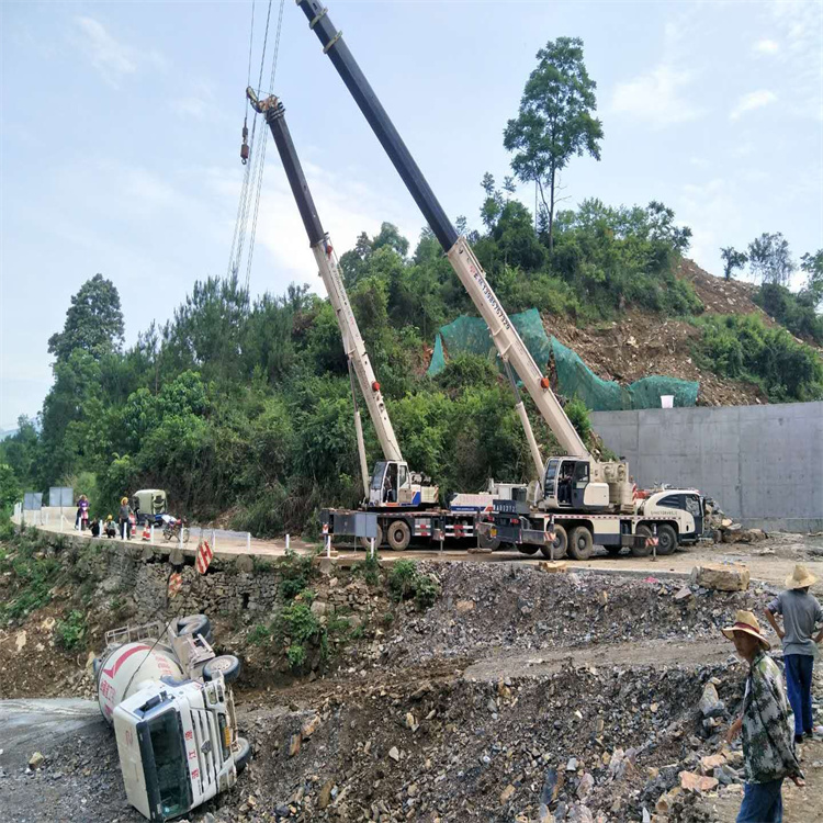 鹿邑汽车掉沟里叫吊车救援要多少钱
